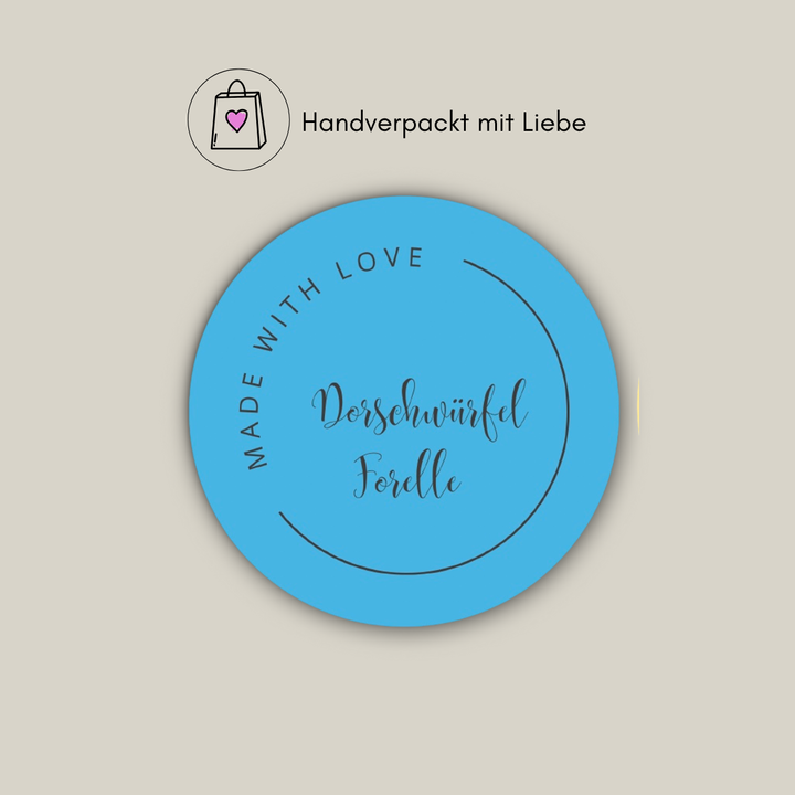 Produktaufkleber rund für Dorschwürfel Forelle mit dem Hinweis Handverpackt mit Liebe