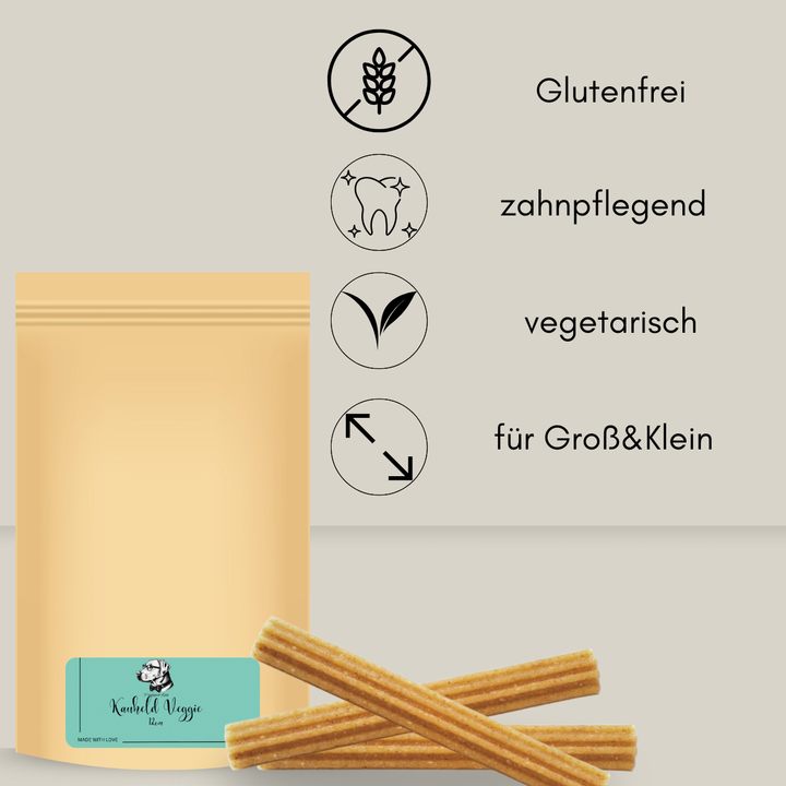 Standbodenbeutel aus Papier gefüllt mit gerillten beigen Kaustangen für Hunde und den Hinweisen "glutenfrei, zahnpflegend, vegetarisch und für Groß&Klein"