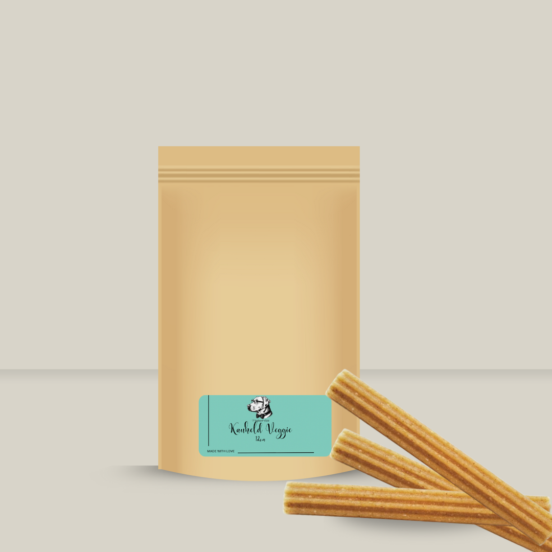 Standbodenbeutel aus Papier gefüllt mit gerillten beigen Kaustangen für Hunde 