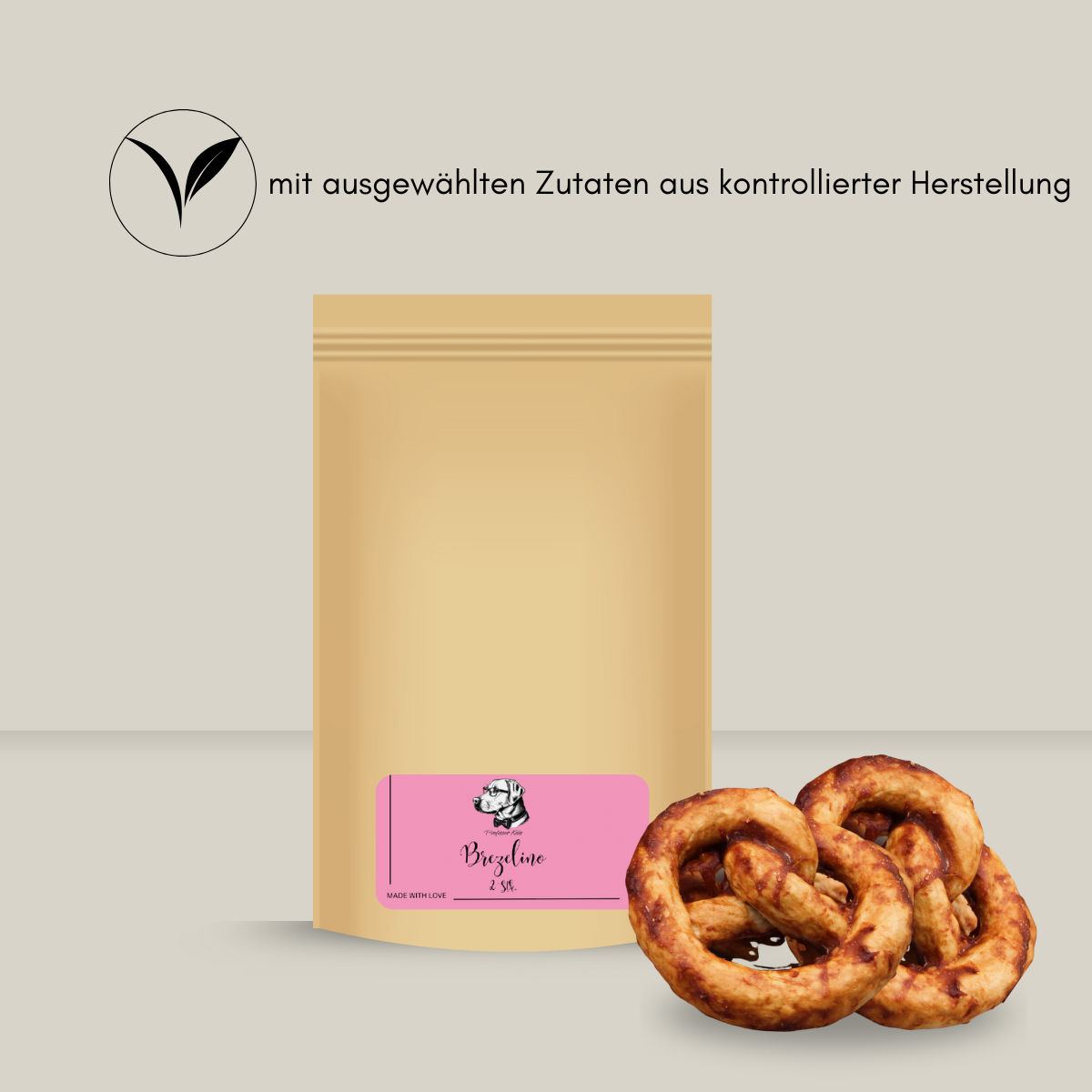 Standbodenbeutel aus Papier mit Kausnacks für Hunde in Brezelform und dem Hinweis "mit ausgewählten Zutaten aus kontrollierter Herstellung"