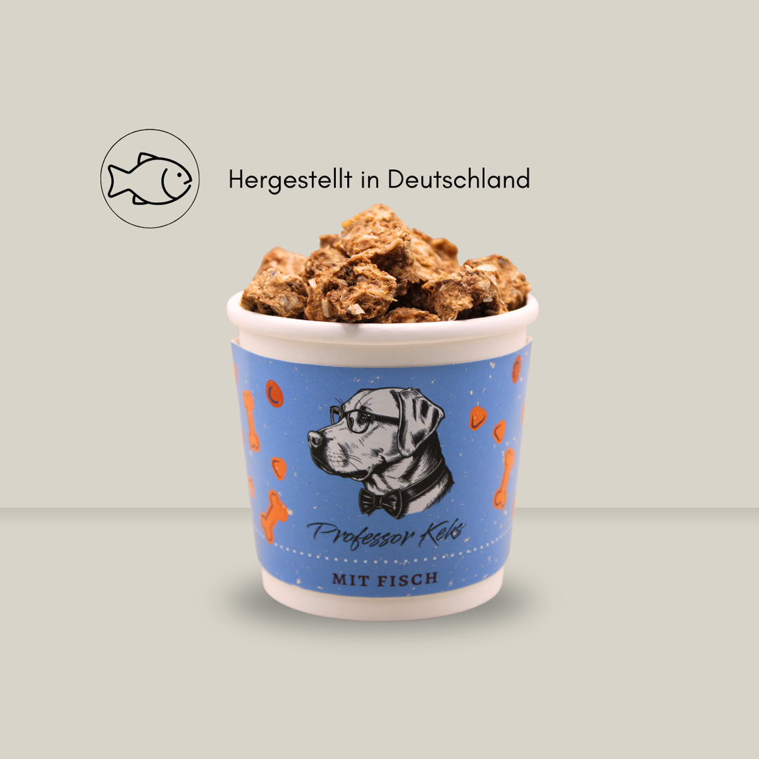 Pappbecher von Professor Keks in blau für Hundekekse mit Fisch mit dem Hinweis hergestellt in Deutschland