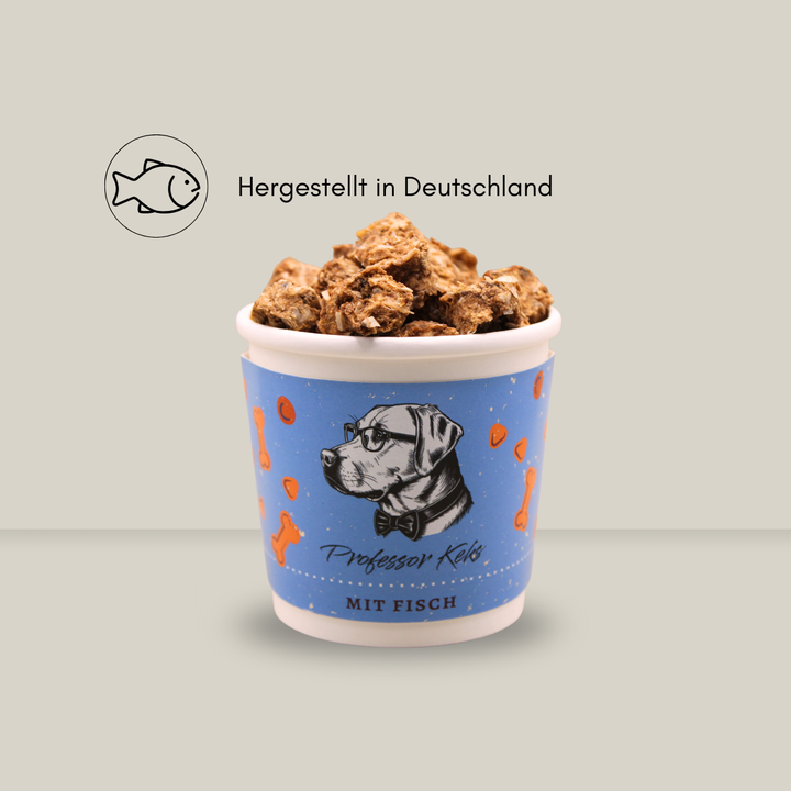 Pappbecher von Professor Keks in blau für Hundekekse mit Fisch mit dem Hinweis hergestellt in Deutschland