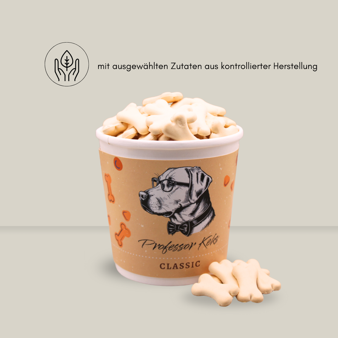 Pappbecher von Professor Keks gefüllt mit Hundekeksen und dem Hinweis mit ausgewählten Zutaten aus kontrollierter Herkunft