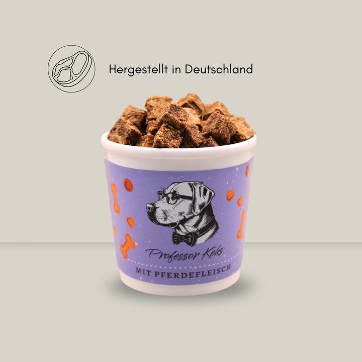 lila Becher gefüllt mit Hundekeksen mit dem Hinweis hergestellt in Deutschland