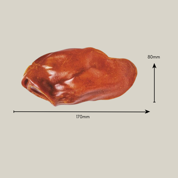 veganer Kauartikel, rötlich in Form eines getrockneten Schweineohres