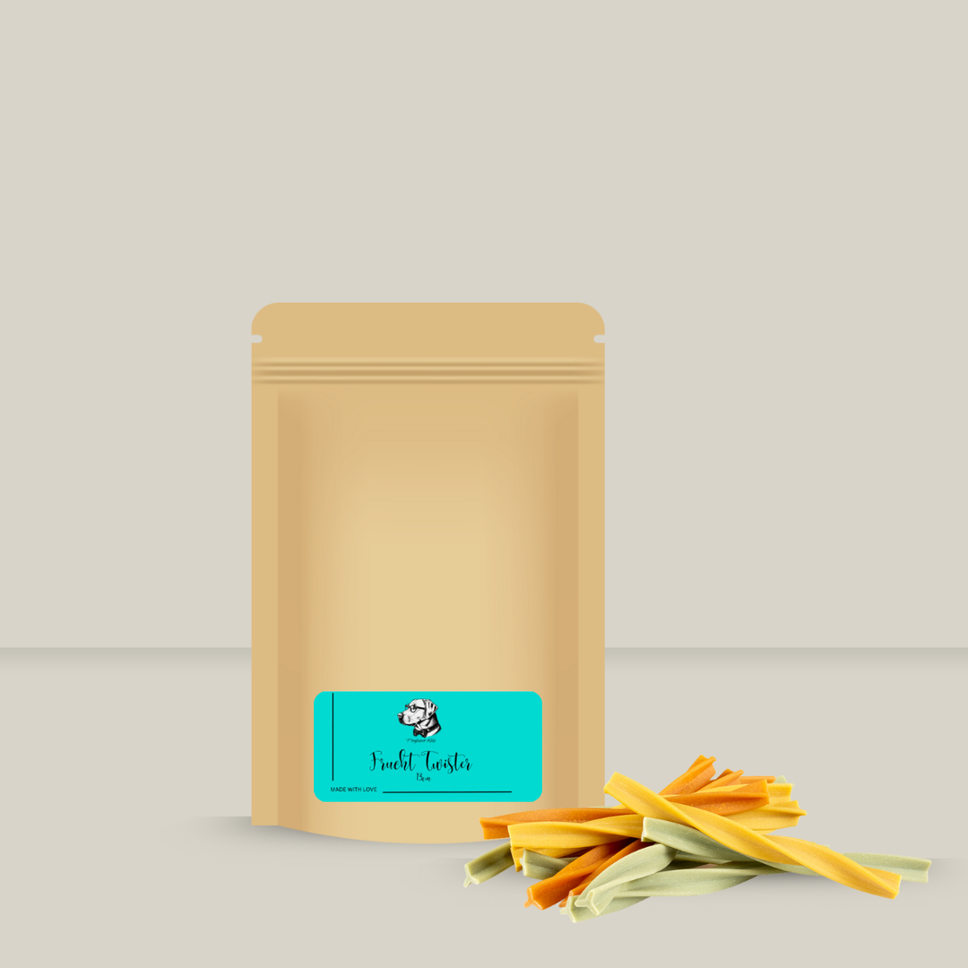 Papiertüte von Professor Keks gefüllt mit vegetarischen Kaustangen in gelb, orange und grün für Hunde auf hellem Hintergrund