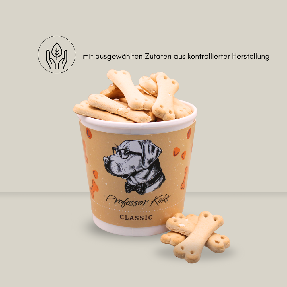 Hundekekse im Pappbecher mit dem Hinweis ausgewählte Zutaten aus kontrollierter Herstellung