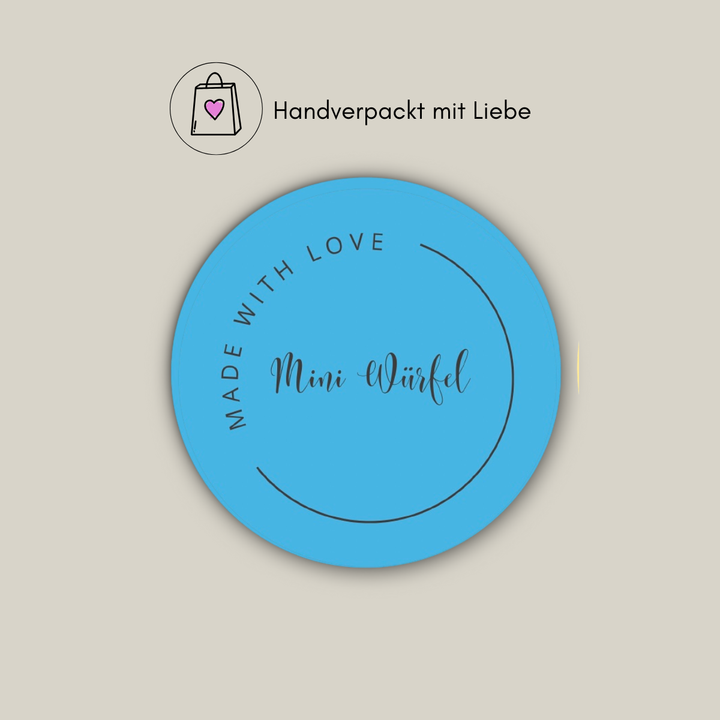 Produktaufkleber Mini Würfel für Hundekekse mit dem Hinweis Handverpackt mit Liebe