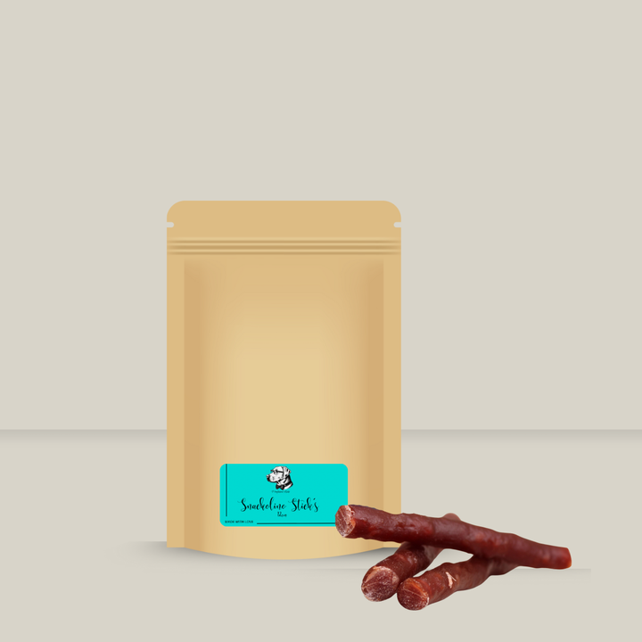 Papierbeutel gefüllt mit vegetarischen Kaustangen auf hellem Hintergrund