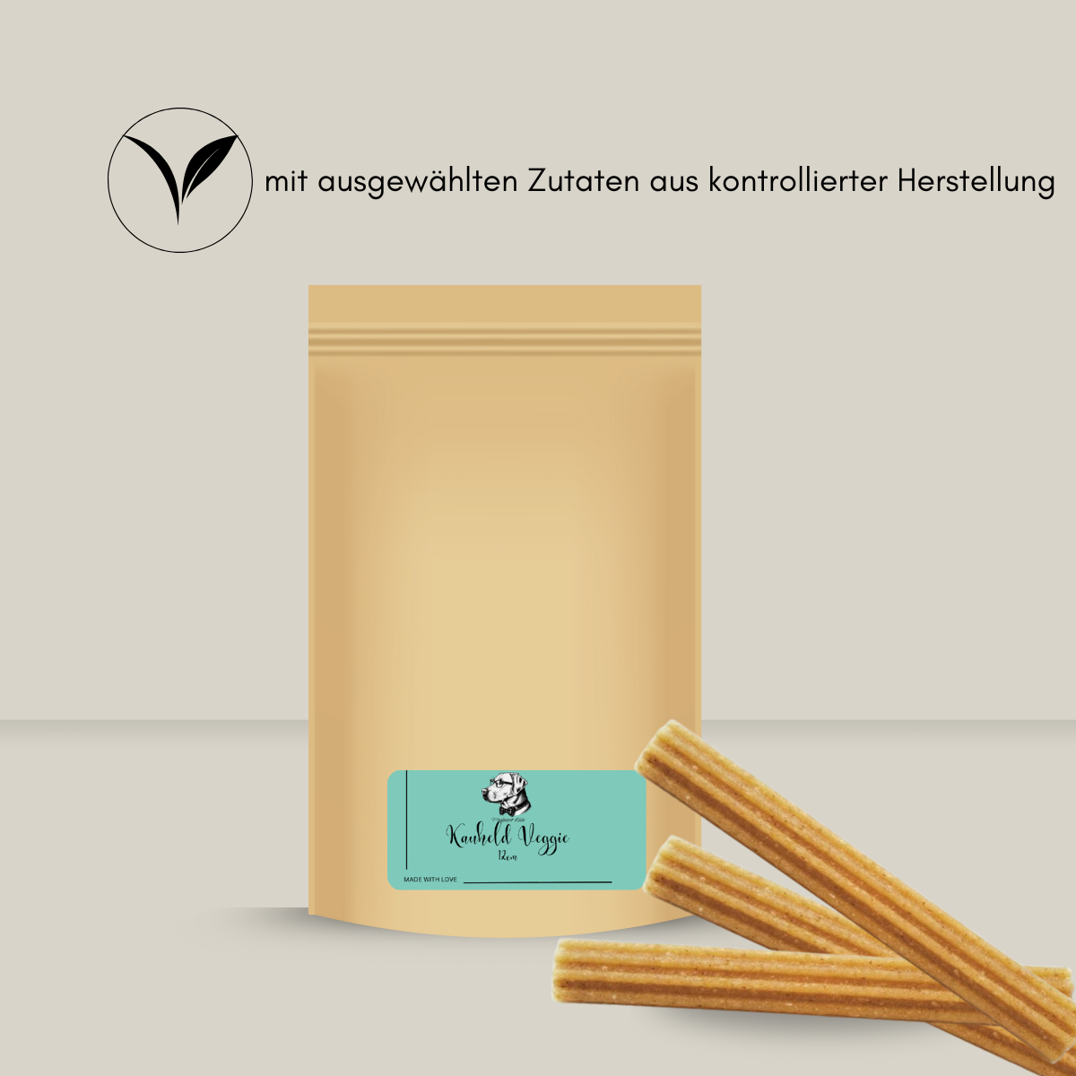 Standbodenbeutel aus Papier gefüllt mit gerillten beigen Kaustangen für Hunde und dem Hinweis "mit ausgewählten Zutaten"
